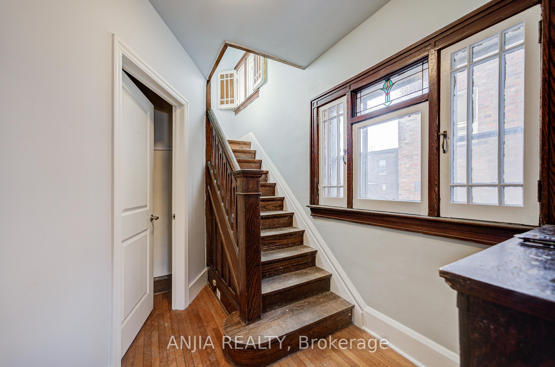 Photo 3 of 7 Linnsmore Crescent, Toronto, Danforth Village-East York — HOMEH