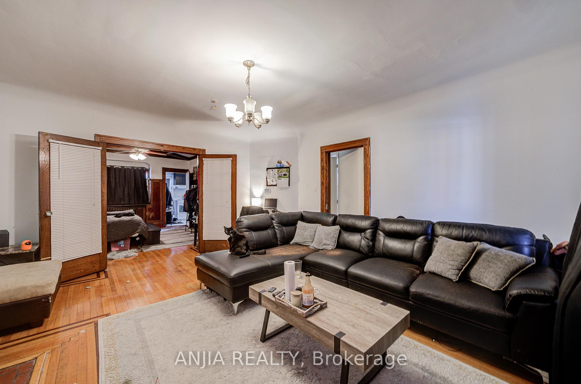 Photo 4 of 7 Linnsmore Crescent, Toronto, Danforth Village-East York — HOMEH