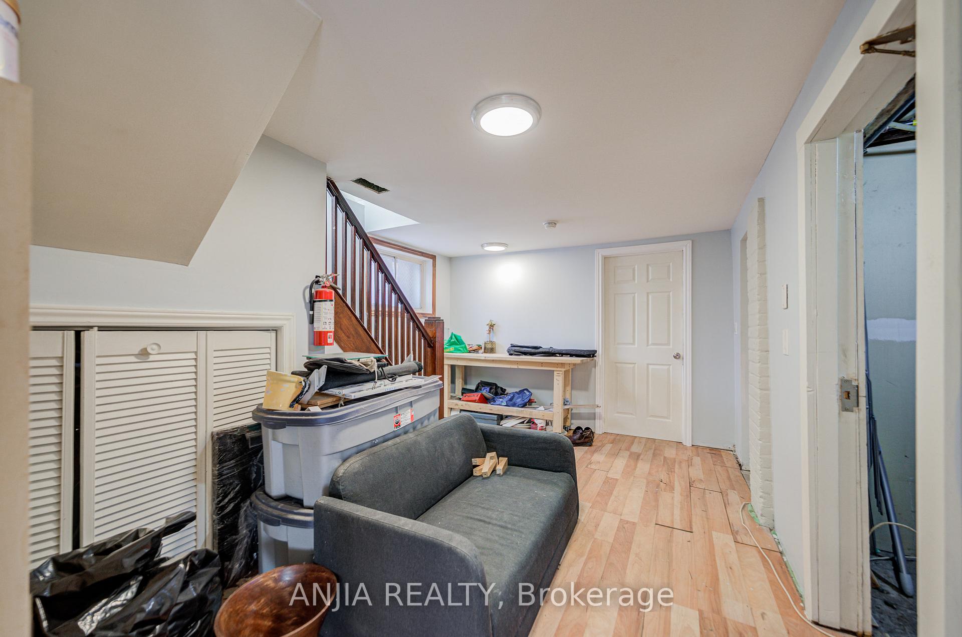 Photo 8 of 7 Linnsmore Crescent, Toronto, Danforth Village-East York — HOMEH