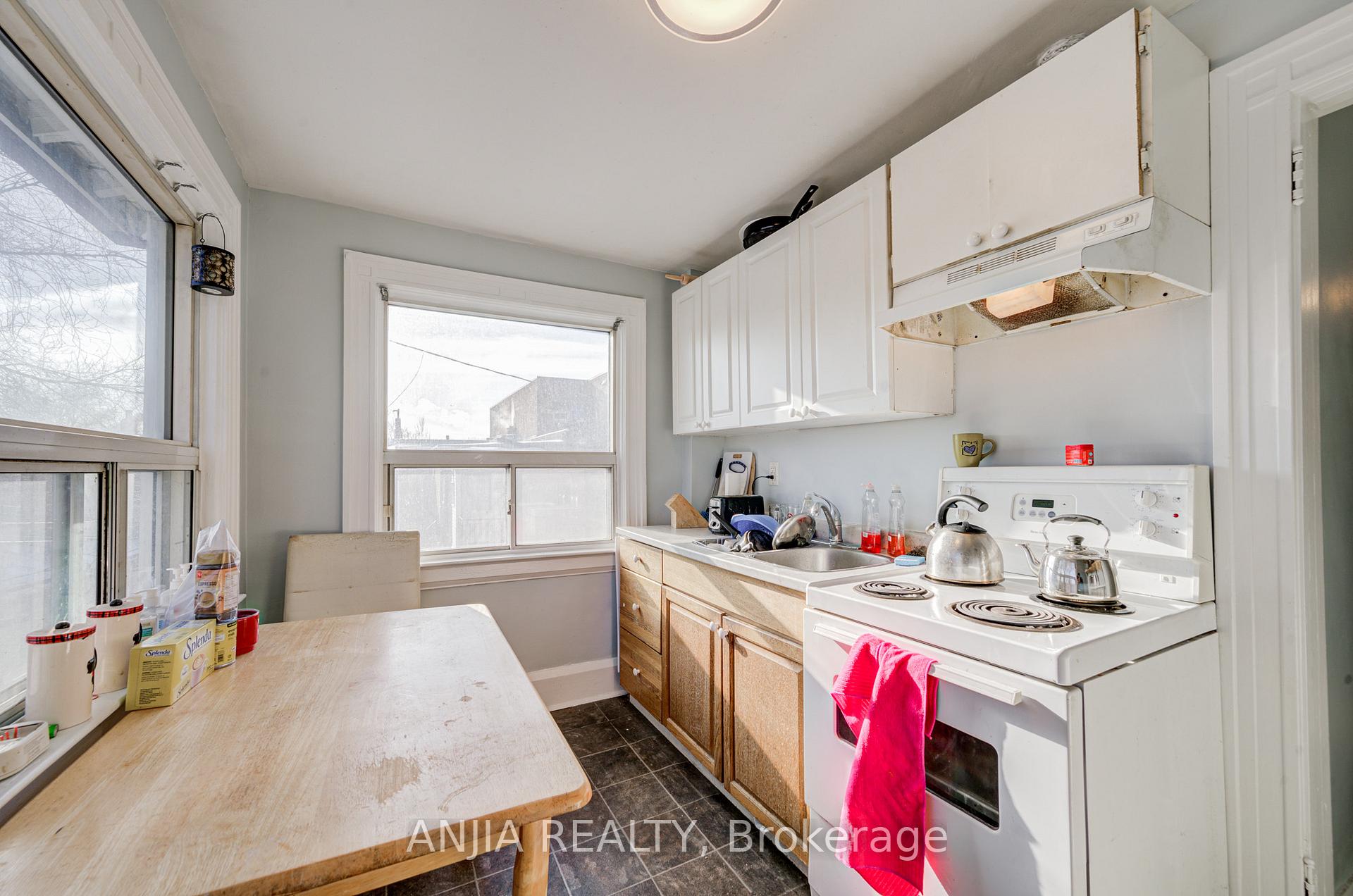 Photo 10 of 7 Linnsmore Crescent, Toronto, Danforth Village-East York — HOMEH