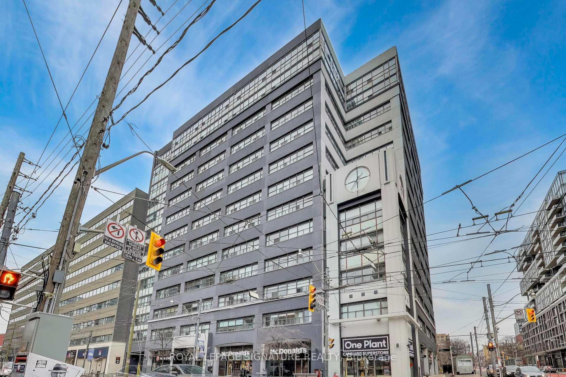 Front of Unit 801, 700 King Street W