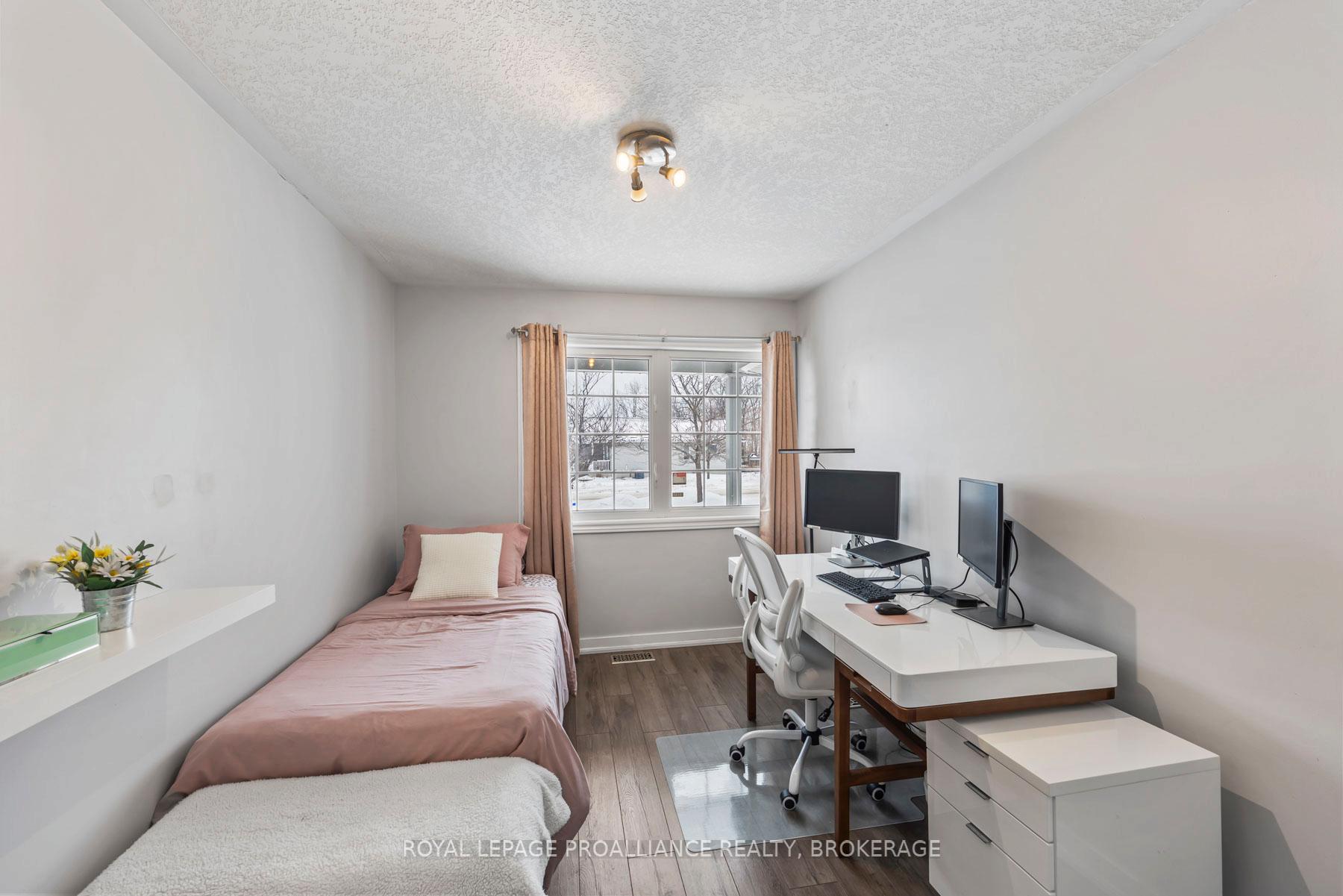 Photo 4 of 174 MacDougall Drive, Loyalist, Amherstview — HOMEH