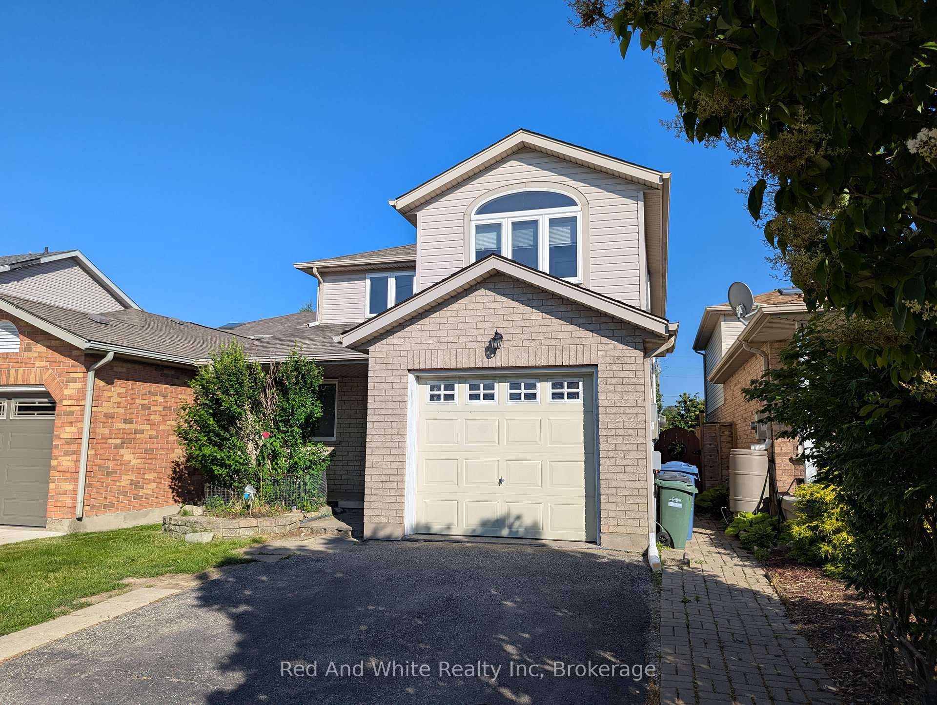 Photo 2 of 129 Doyle Drive, Guelph, Clairfields/Hanlon Business Park — HOMEH