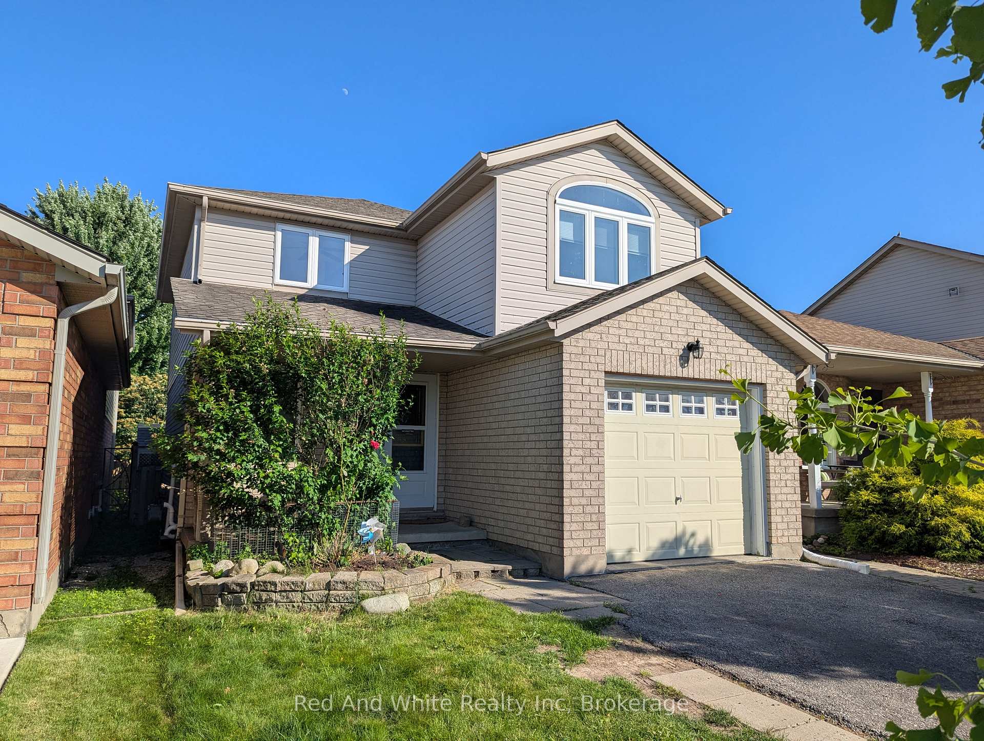 Photo 3 of 129 Doyle Drive, Guelph, Clairfields/Hanlon Business Park — HOMEH