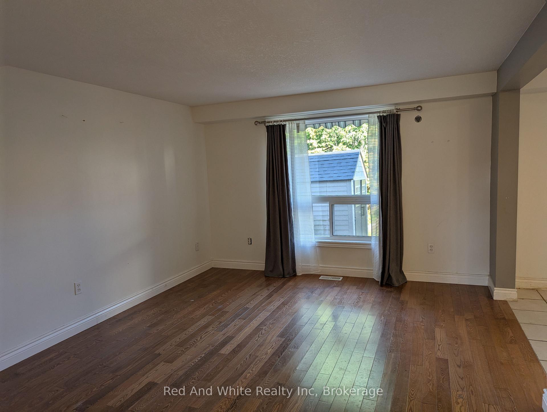 Photo 10 of 129 Doyle Drive, Guelph, Clairfields/Hanlon Business Park — HOMEH