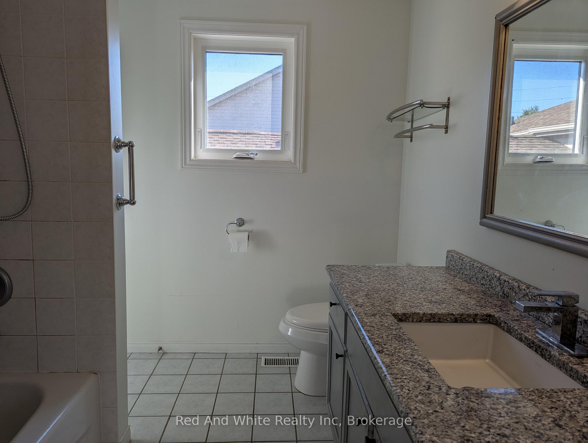 Photo 16 of 129 Doyle Drive, Guelph, Clairfields/Hanlon Business Park — HOMEH