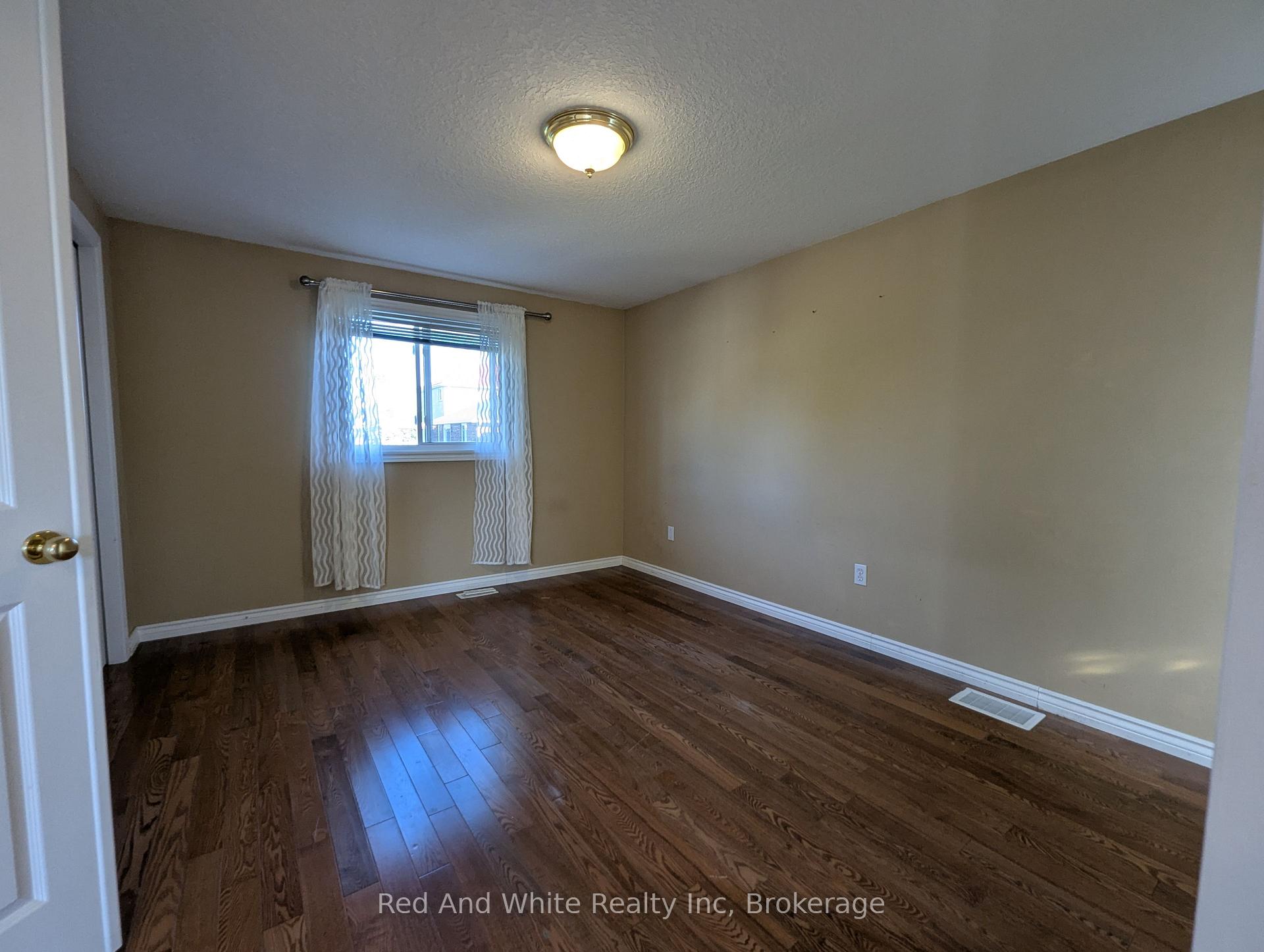 Photo 18 of 129 Doyle Drive, Guelph, Clairfields/Hanlon Business Park — HOMEH