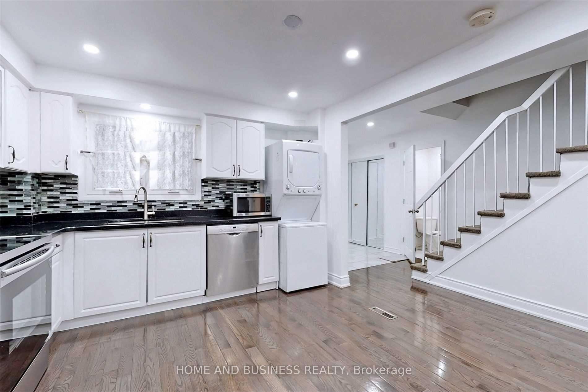 Photo 2 of Unit Upper, 31 Greenleaf Crescent, Brampton, Brampton West — HOMEH