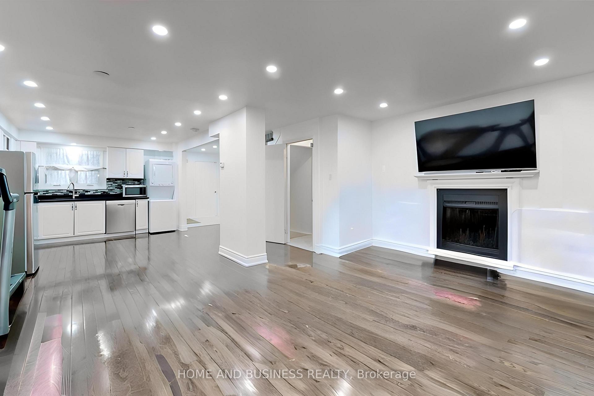 Photo 3 of Unit Upper, 31 Greenleaf Crescent, Brampton, Brampton West — HOMEH