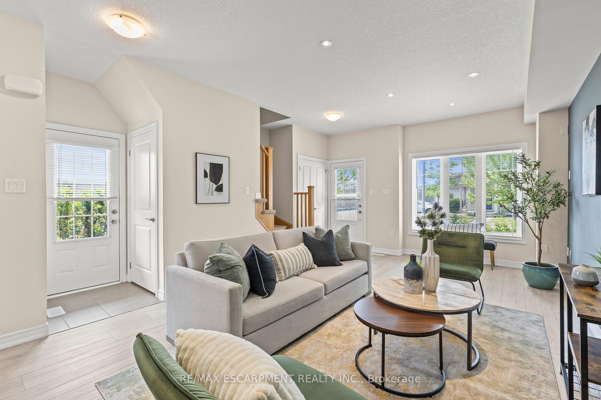 Photo 3 of Unit 44, 8 Lakelawn Road, Grimsby, Grimsby Beach — HOMEH
