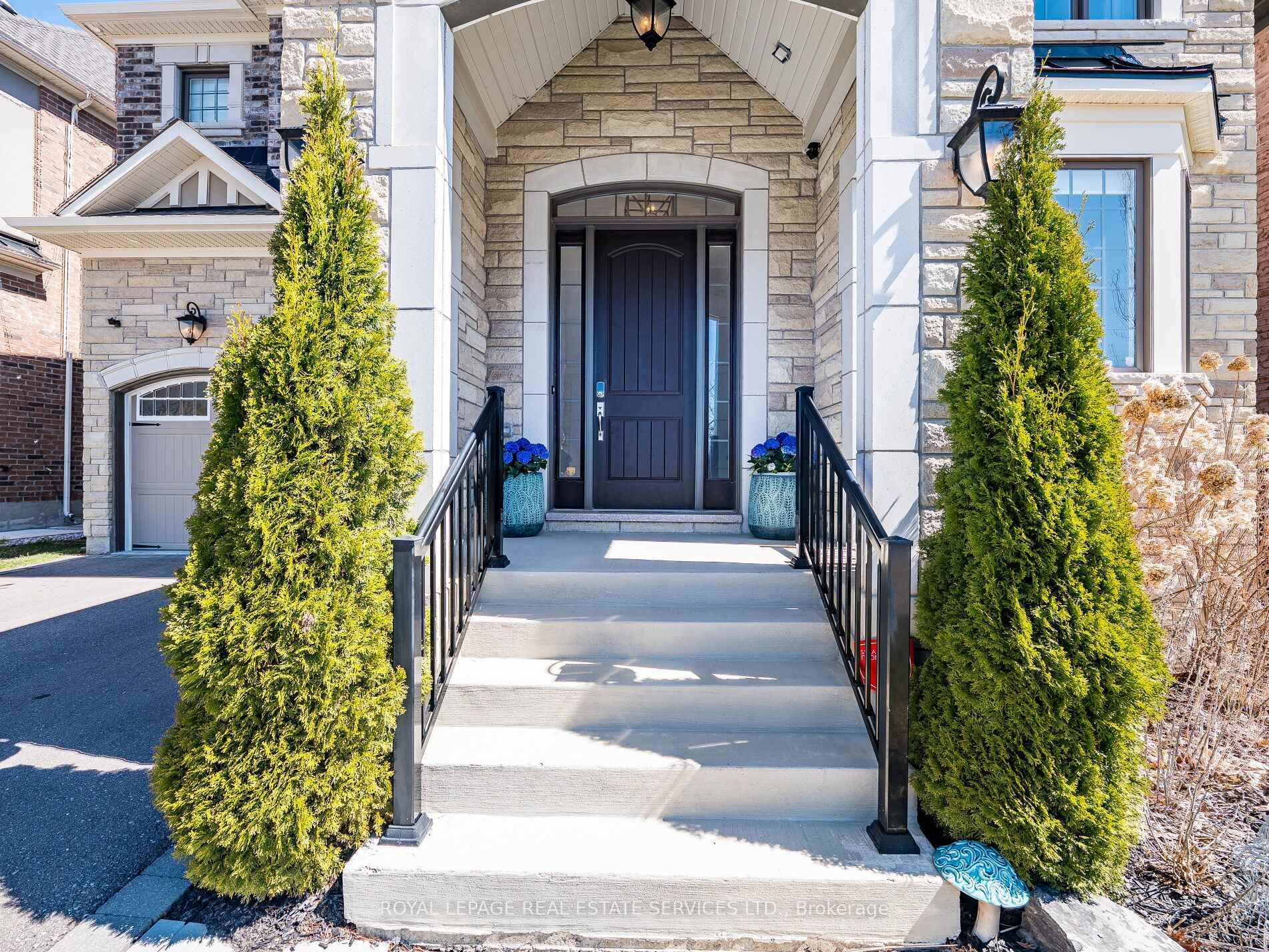 Photo 6 of 23 Grace Lake Court, Vaughan, Kleinburg — HOMEH