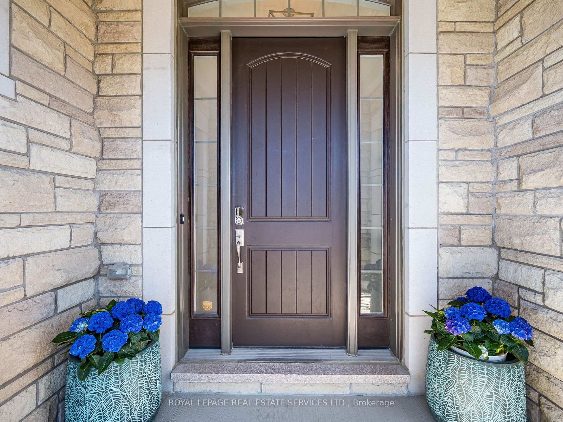 Photo 7 of 23 Grace Lake Court, Vaughan, Kleinburg — HOMEH