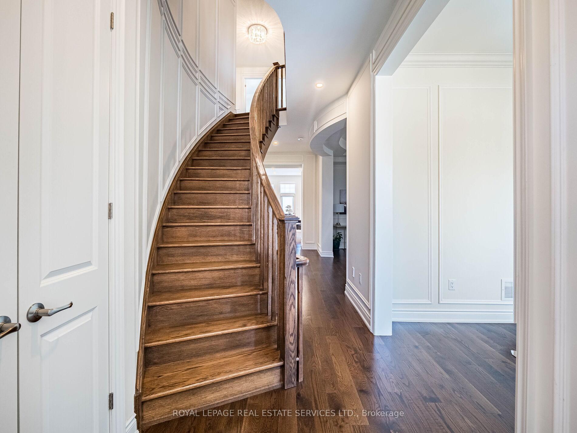 Photo 2 of 23 Grace Lake Court, Vaughan, Kleinburg — HOMEH