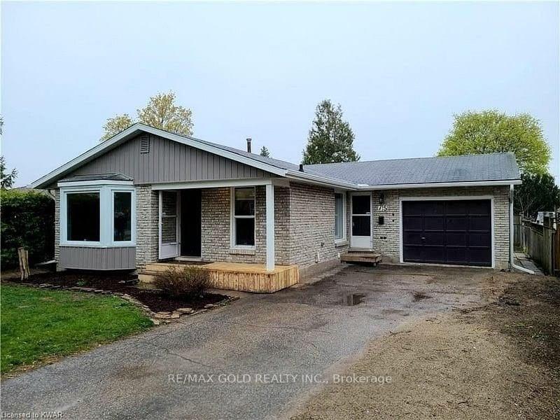 Front of Unit UPPER LEVEL, 75 Pepperwood Crescent