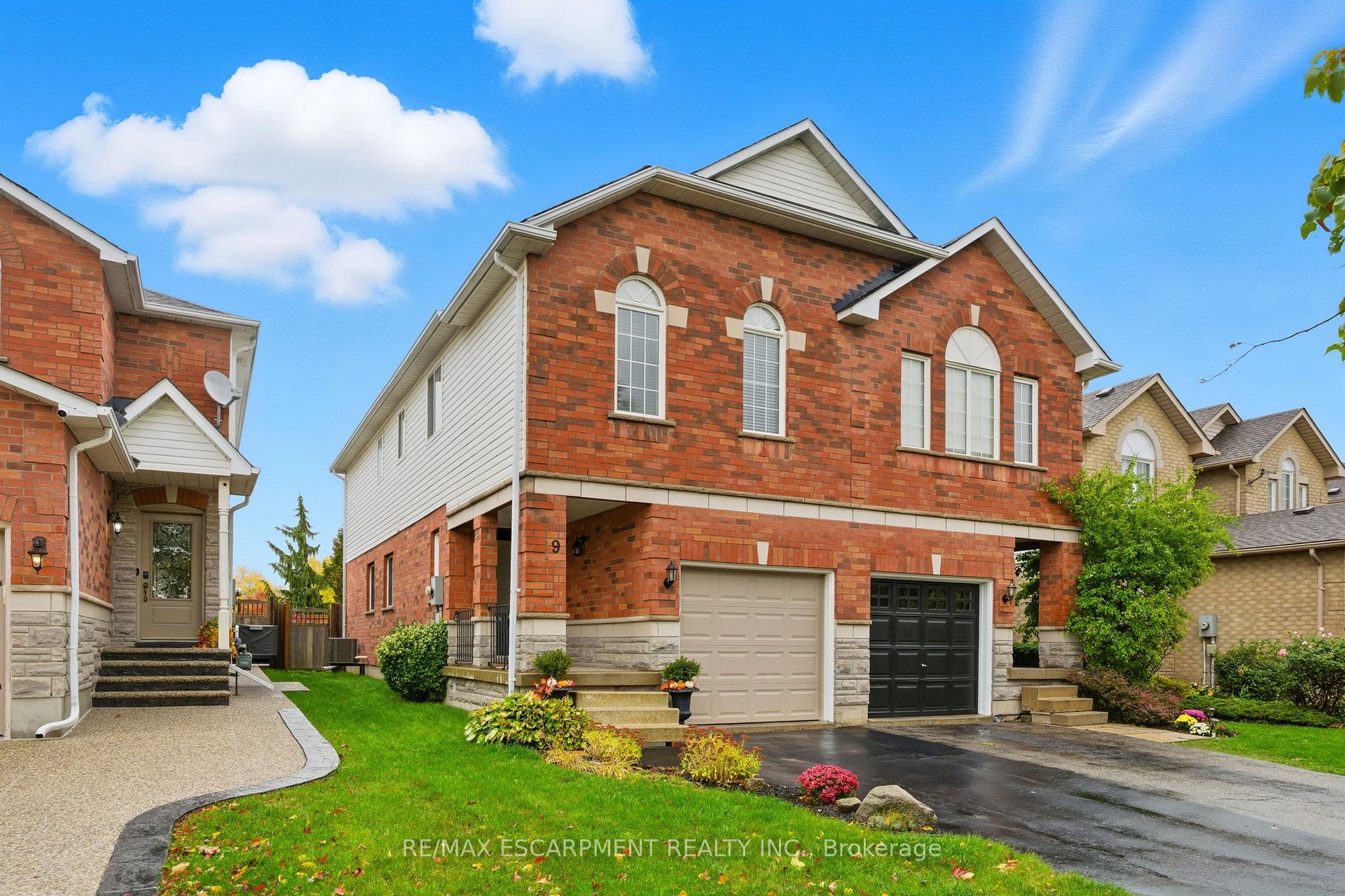Photo 1 of 9 Slater Court, Hamilton, Waterdown — HOMEH