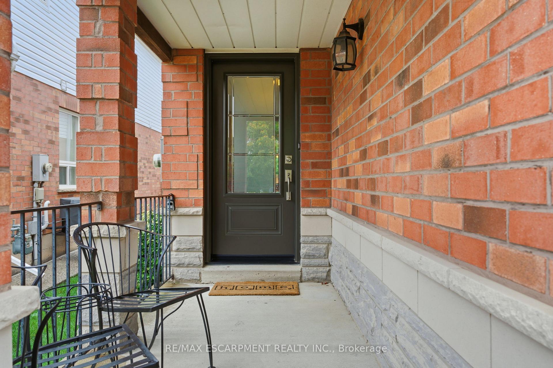 Photo 2 of 9 Slater Court, Hamilton, Waterdown — HOMEH