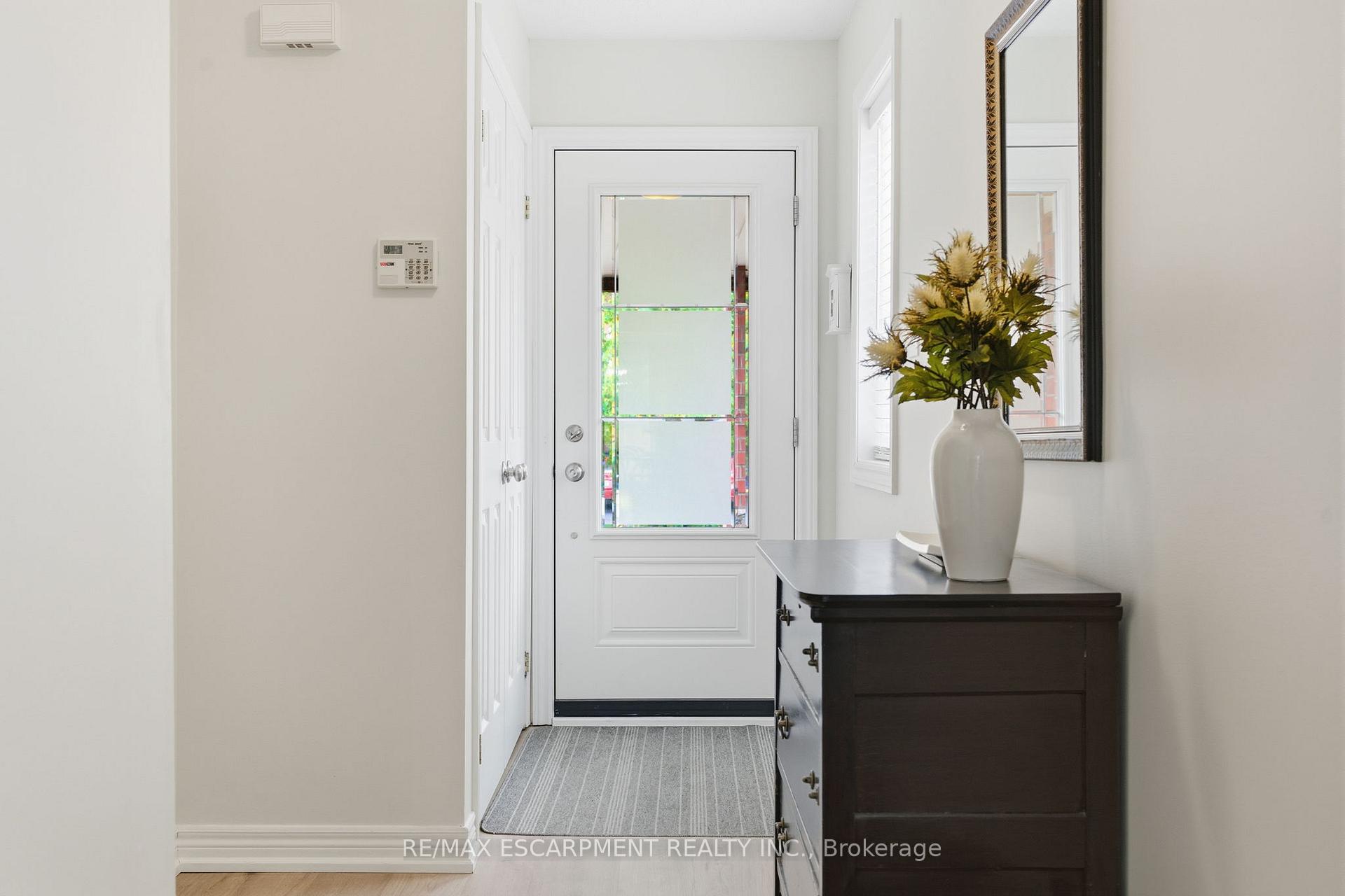 Photo 10 of 9 Slater Court, Hamilton, Waterdown — HOMEH