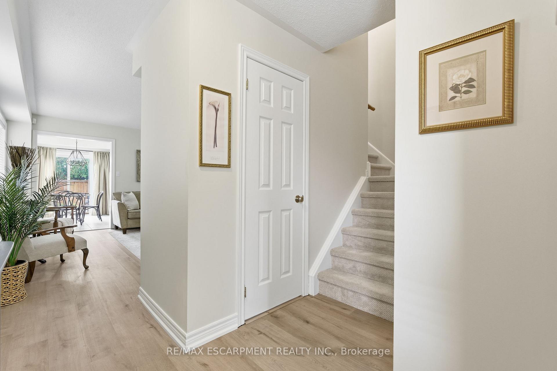 Photo 5 of 9 Slater Court, Hamilton, Waterdown — HOMEH