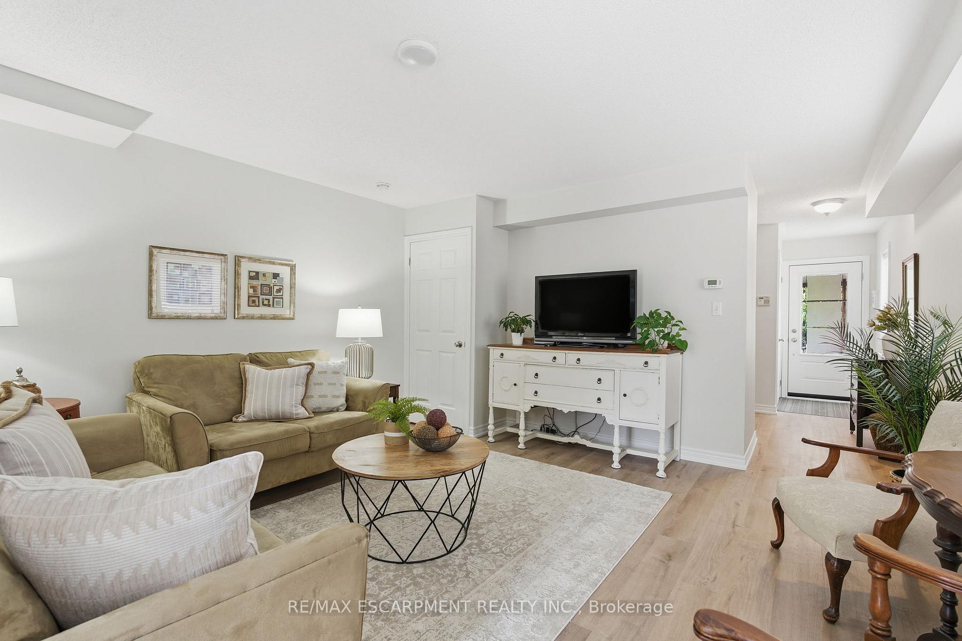 Photo 12 of 9 Slater Court, Hamilton, Waterdown — HOMEH