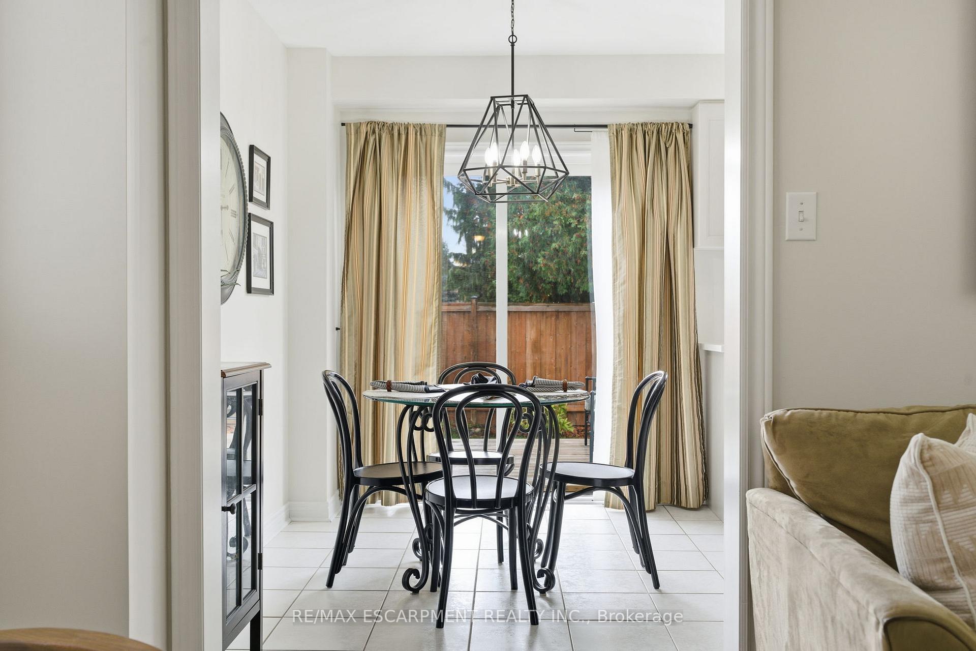 Photo 7 of 9 Slater Court, Hamilton, Waterdown — HOMEH