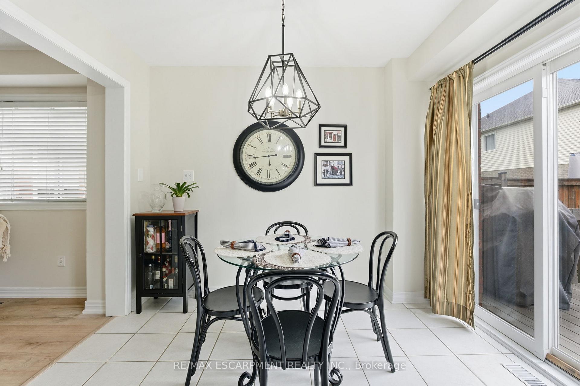 Photo 3 of 9 Slater Court, Hamilton, Waterdown — HOMEH