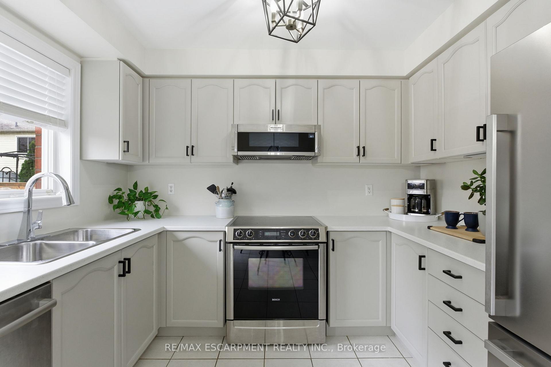 Photo 8 of 9 Slater Court, Hamilton, Waterdown — HOMEH