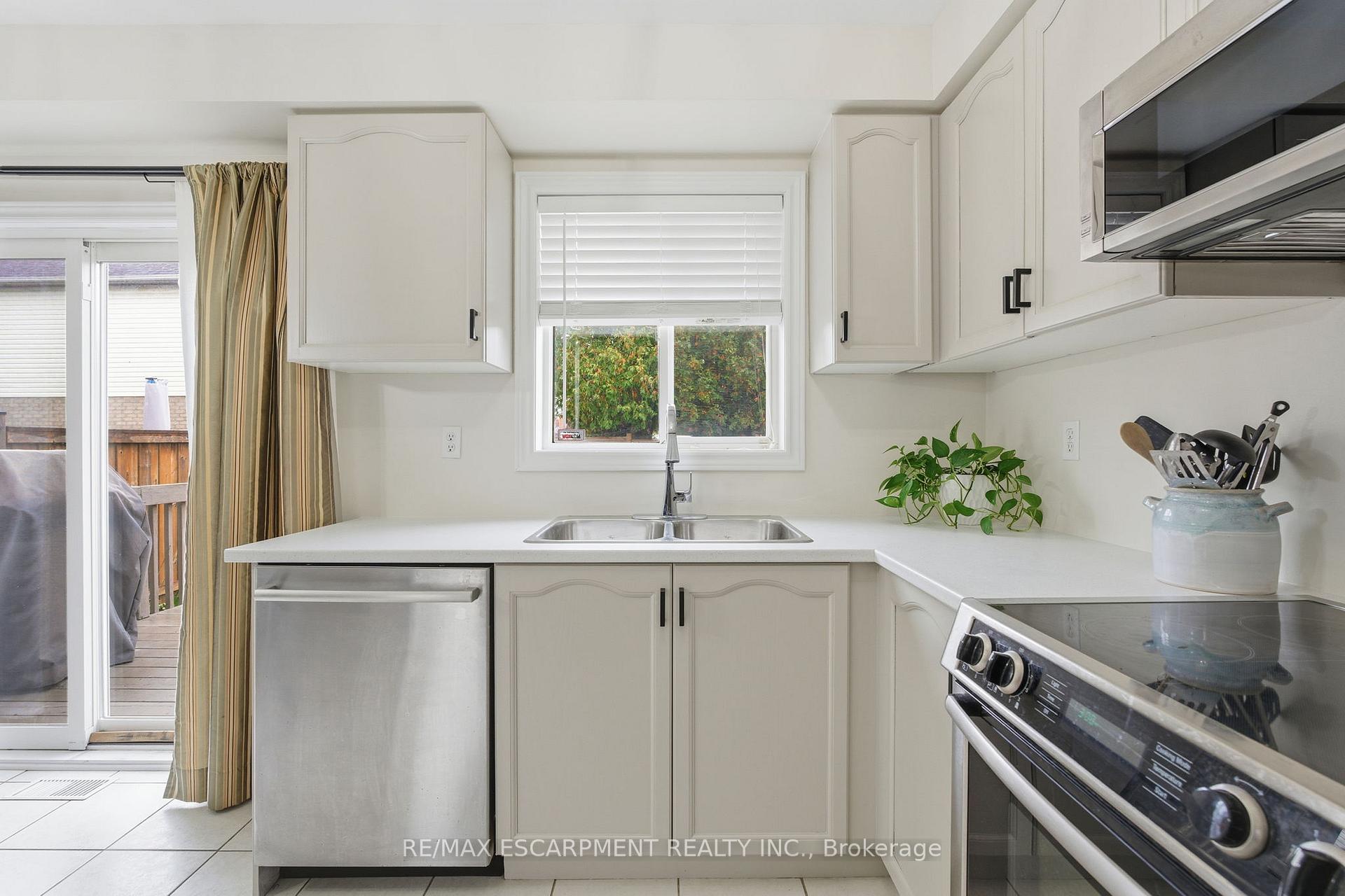Photo 13 of 9 Slater Court, Hamilton, Waterdown — HOMEH