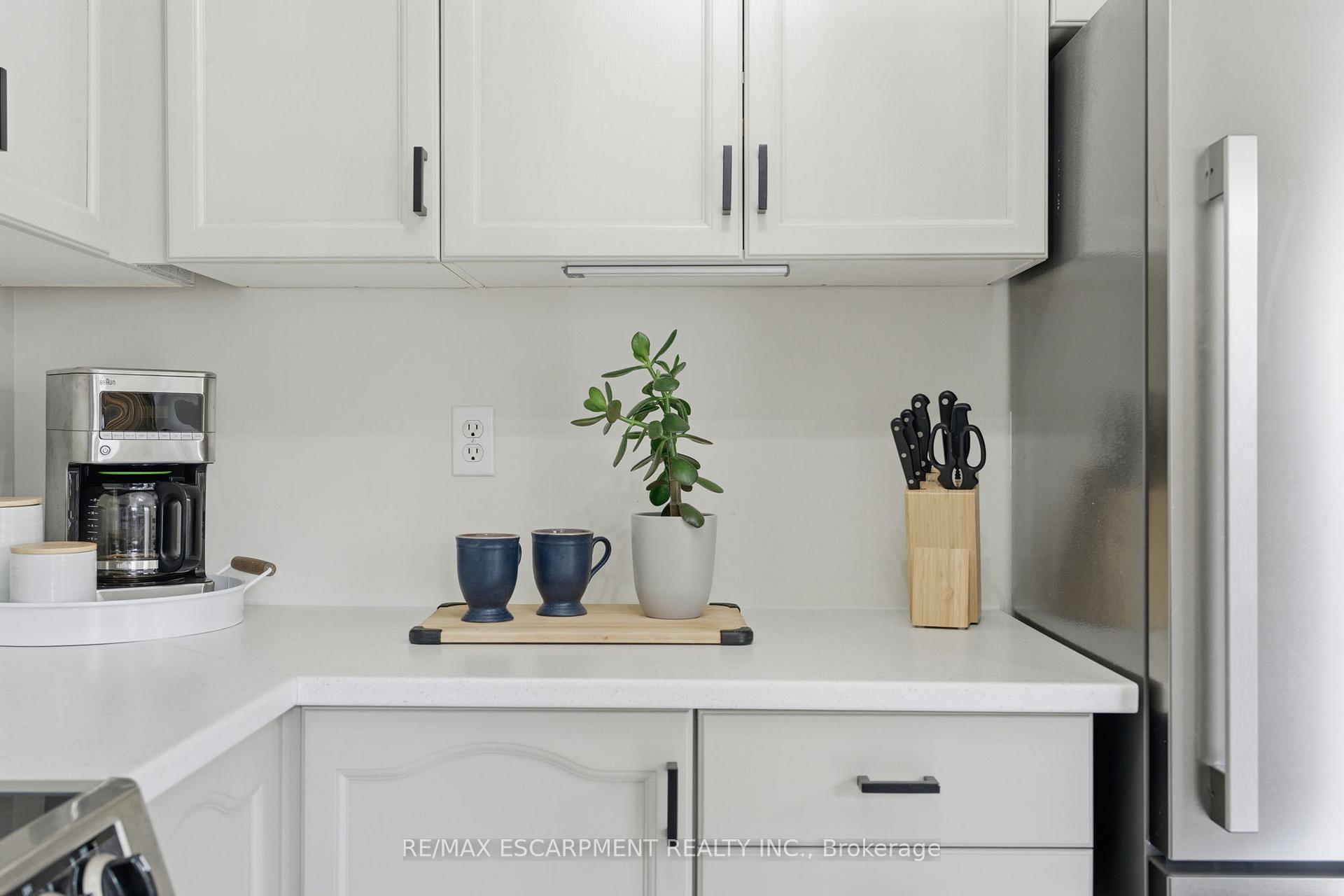 Photo 19 of 9 Slater Court, Hamilton, Waterdown — HOMEH