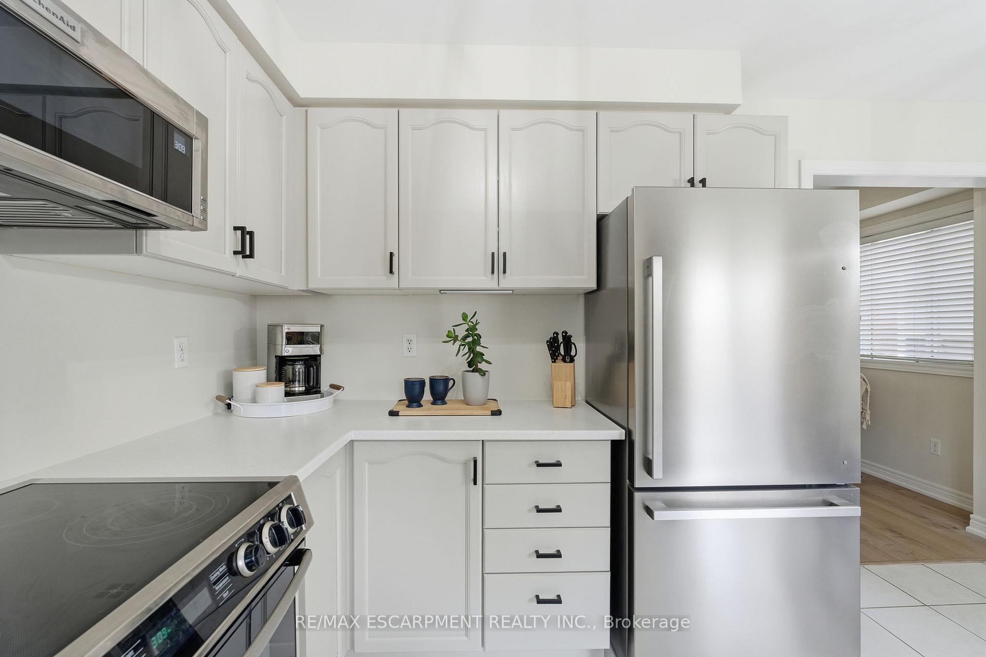 Photo 4 of 9 Slater Court, Hamilton, Waterdown — HOMEH