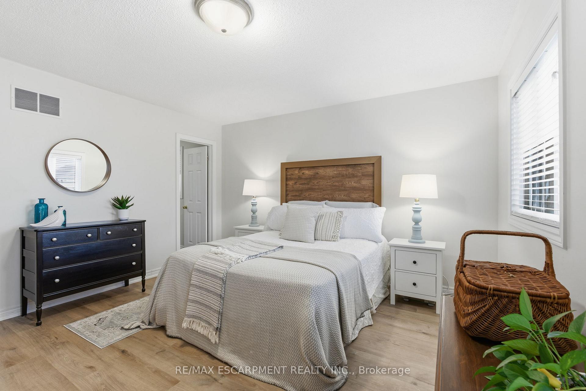 Photo 22 of 9 Slater Court, Hamilton, Waterdown — HOMEH