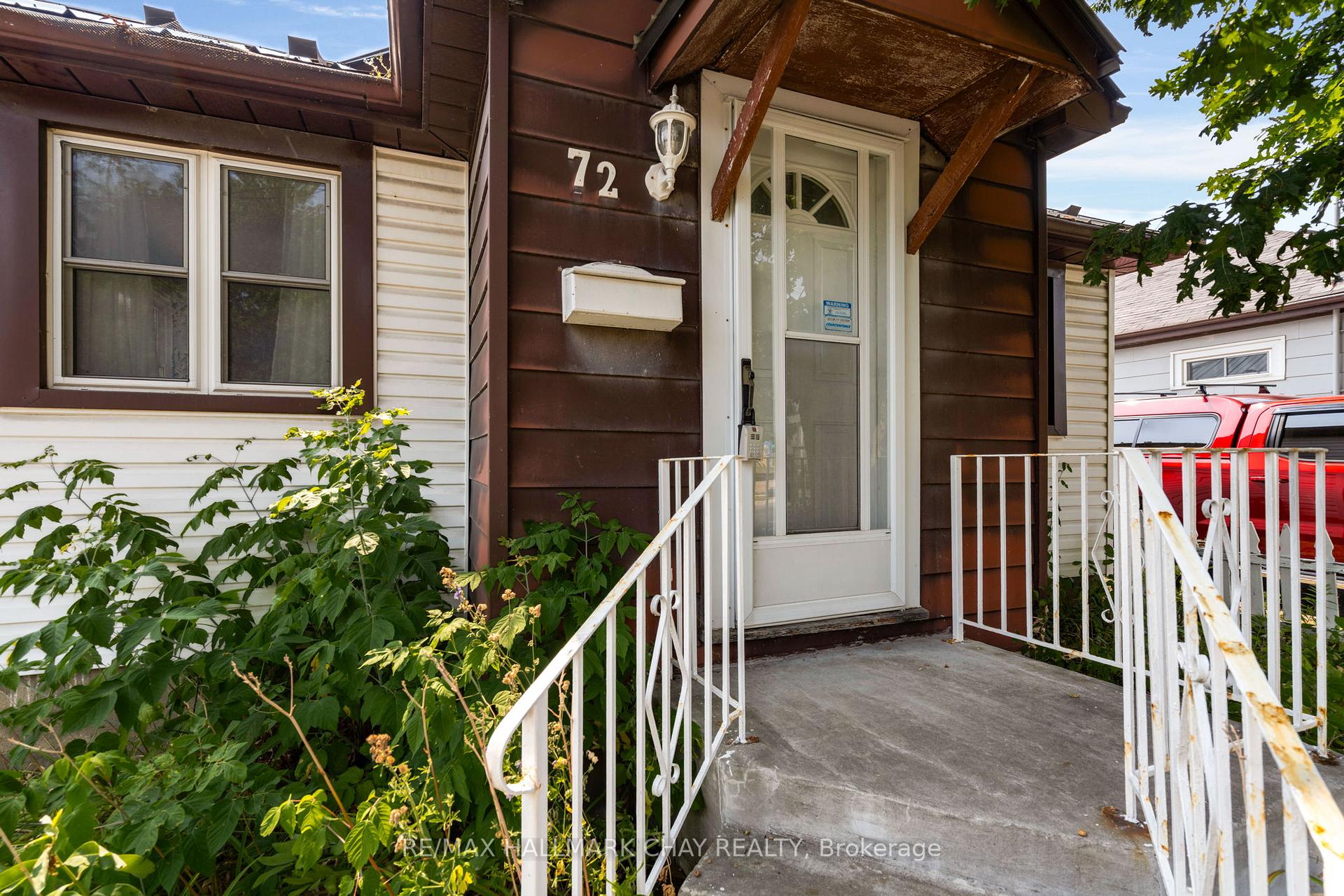 Photo 2 of 72 Eccles Street N, Barrie, Queen's Park — HOMEH
