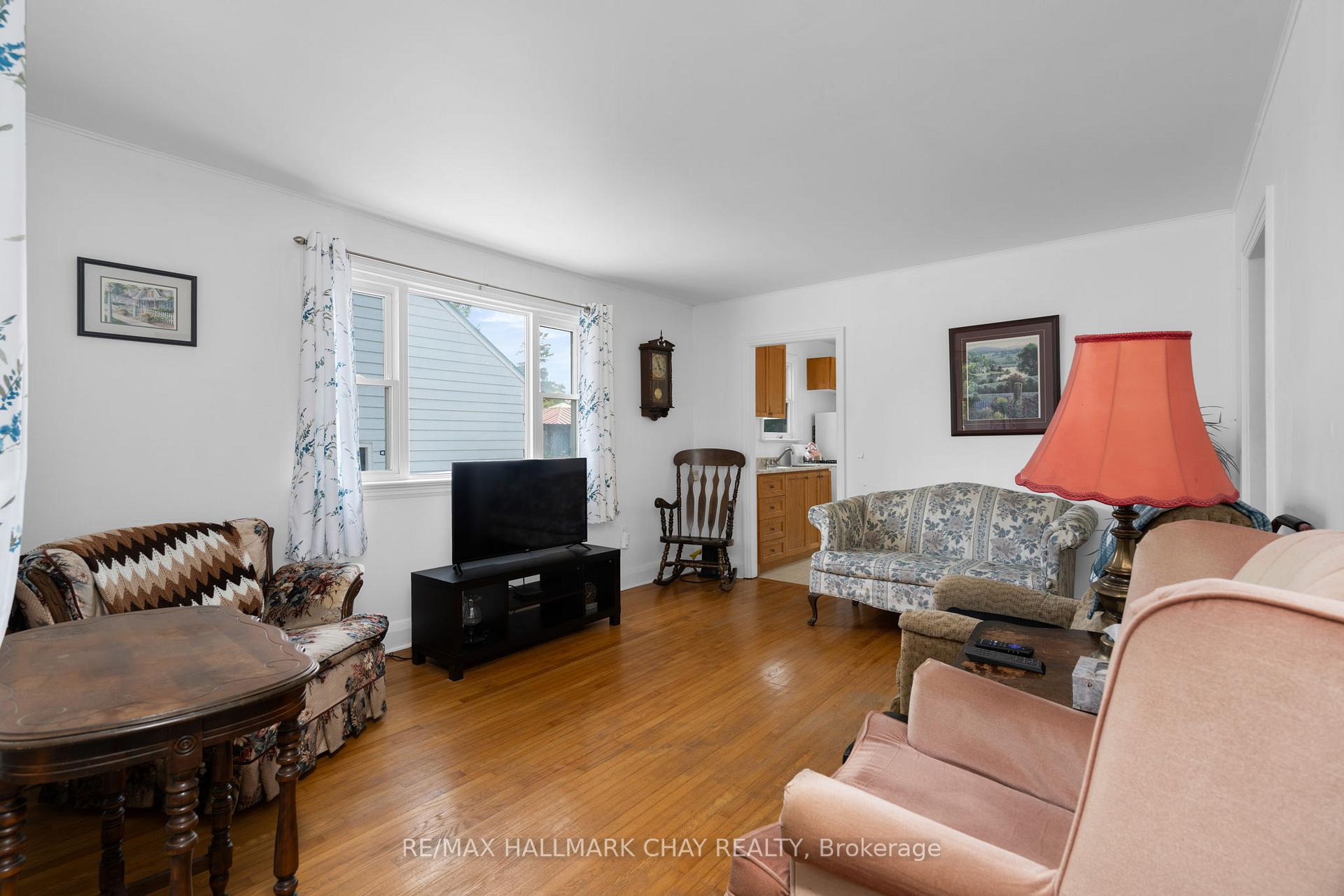 Photo 3 of 72 Eccles Street N, Barrie, Queen's Park — HOMEH