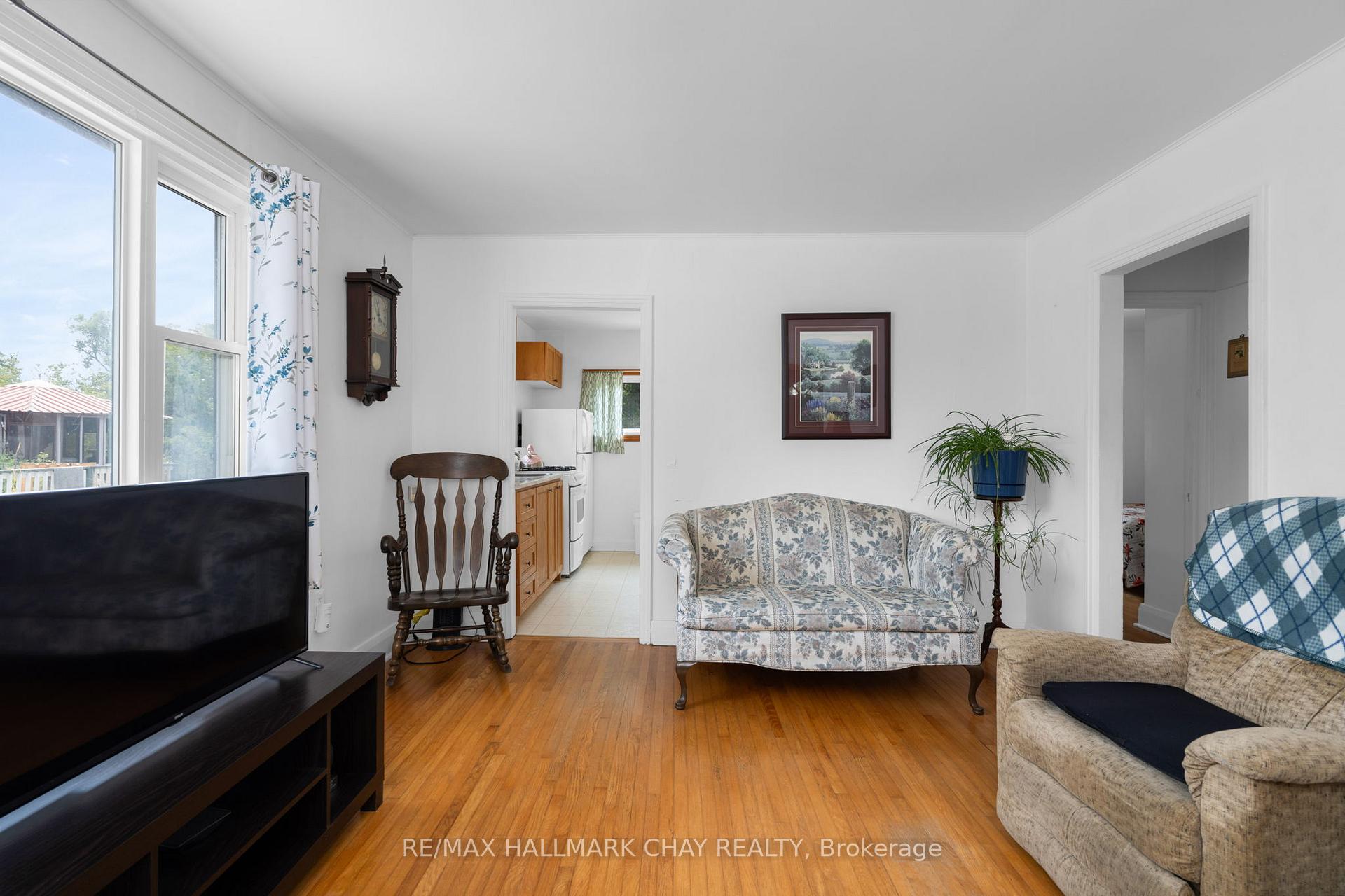 Photo 4 of 72 Eccles Street N, Barrie, Queen's Park — HOMEH