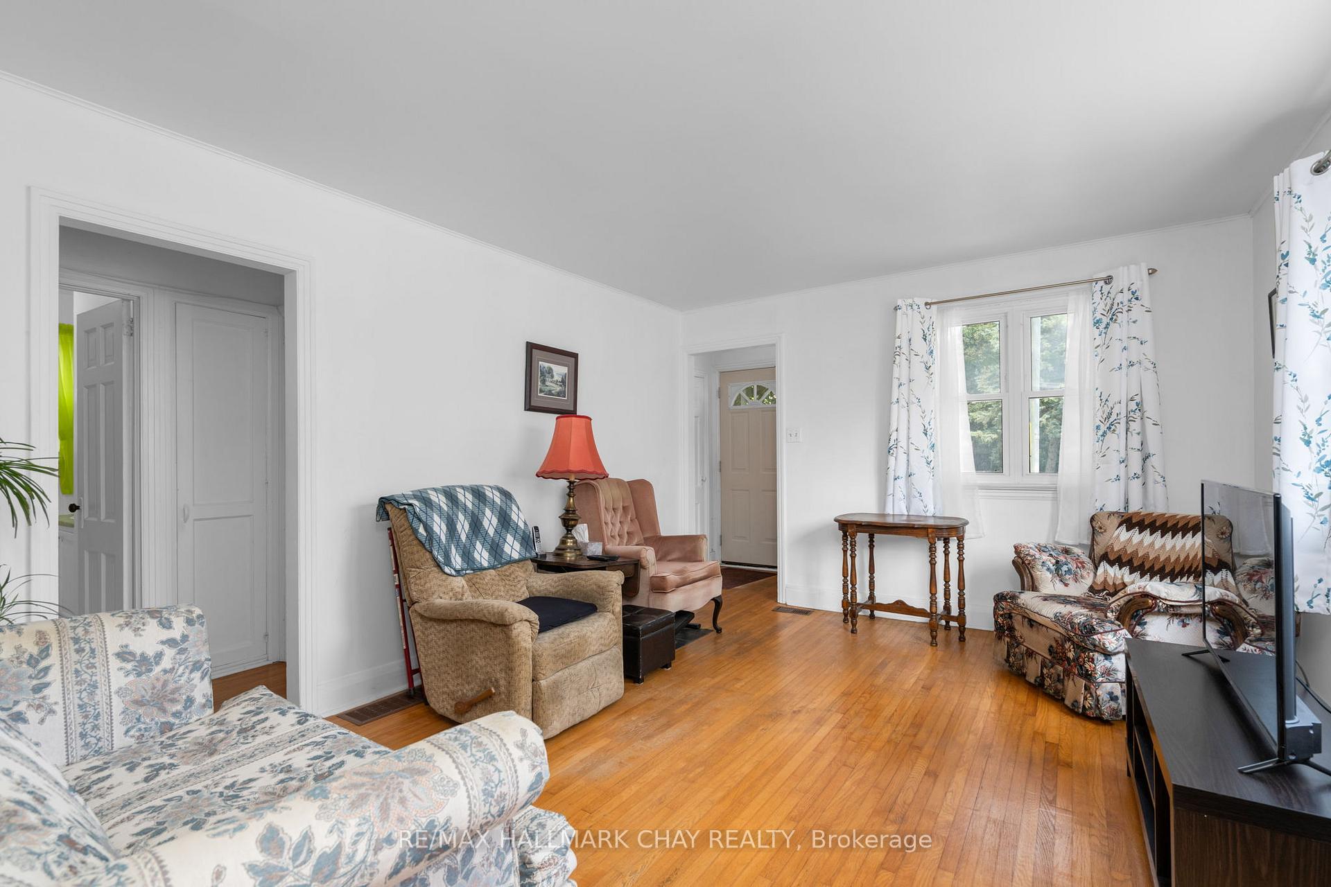 Photo 5 of 72 Eccles Street N, Barrie, Queen's Park — HOMEH