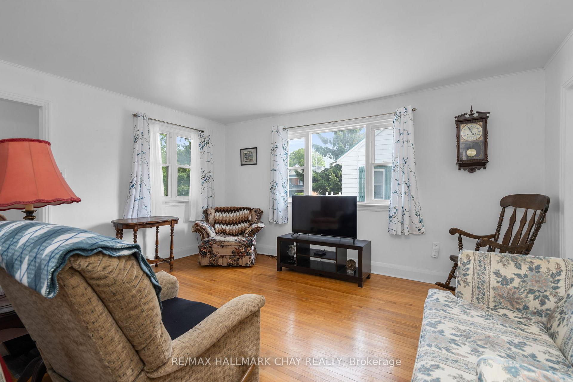 Photo 6 of 72 Eccles Street N, Barrie, Queen's Park — HOMEH