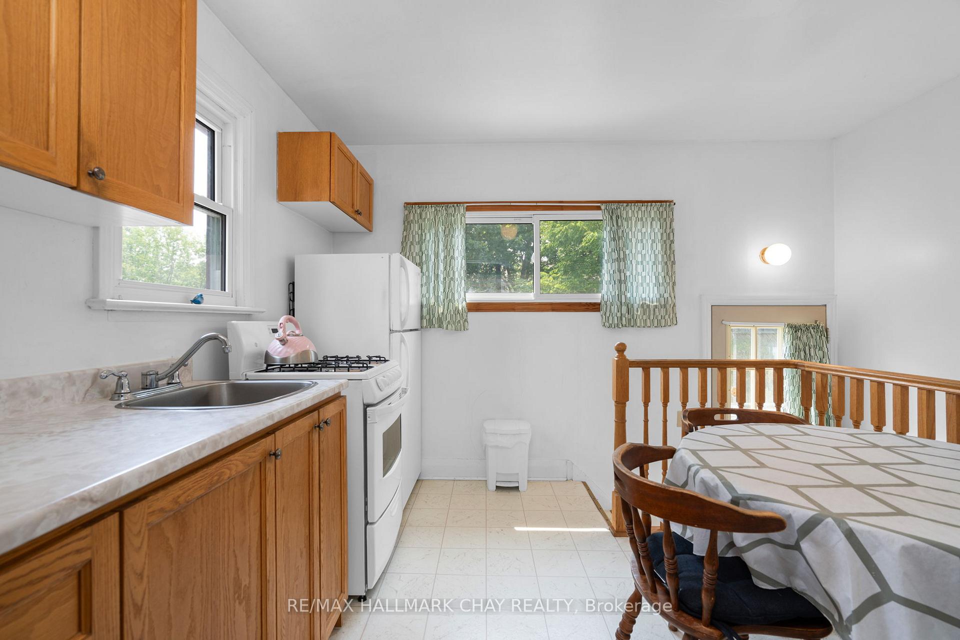 Photo 7 of 72 Eccles Street N, Barrie, Queen's Park — HOMEH