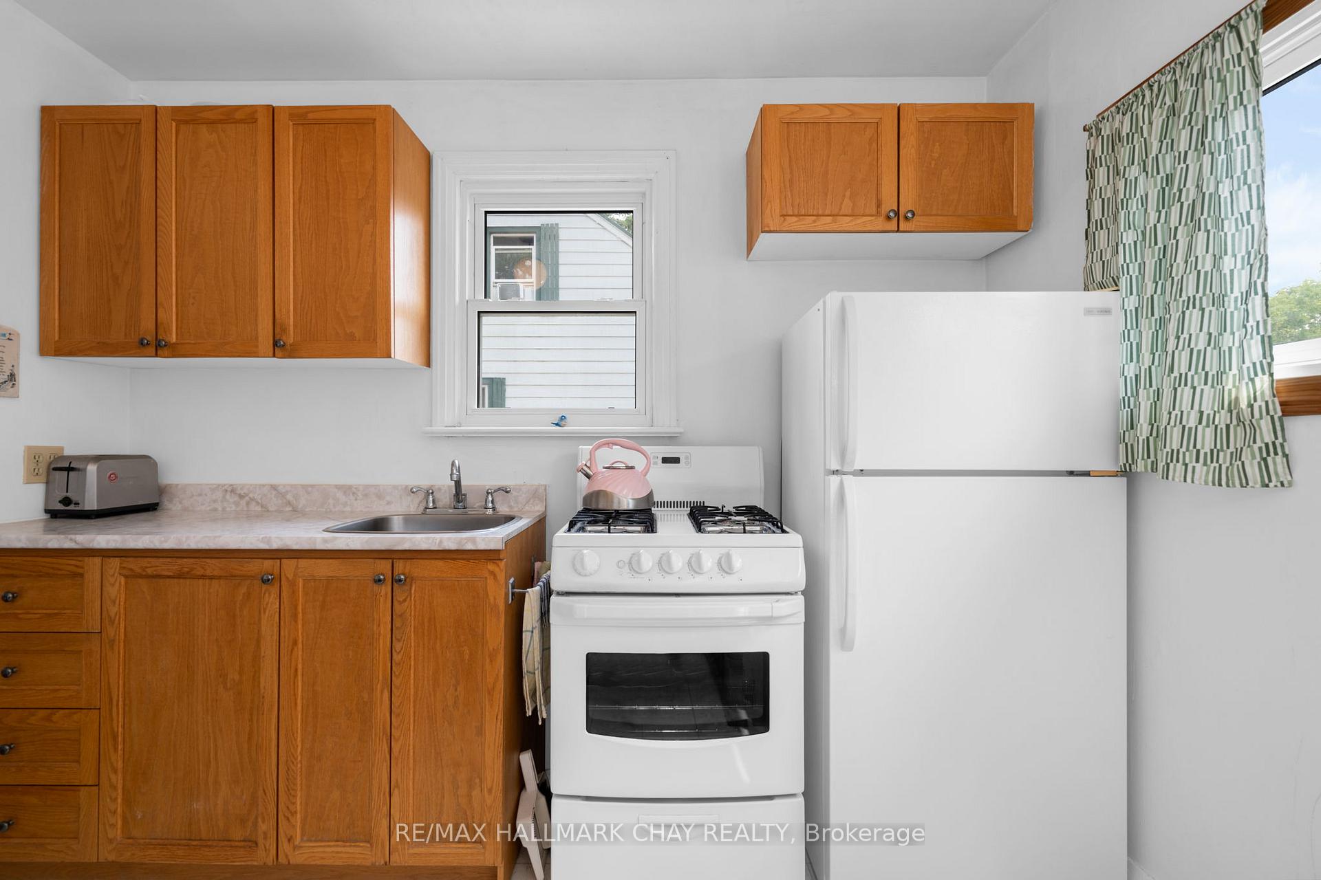 Photo 9 of 72 Eccles Street N, Barrie, Queen's Park — HOMEH