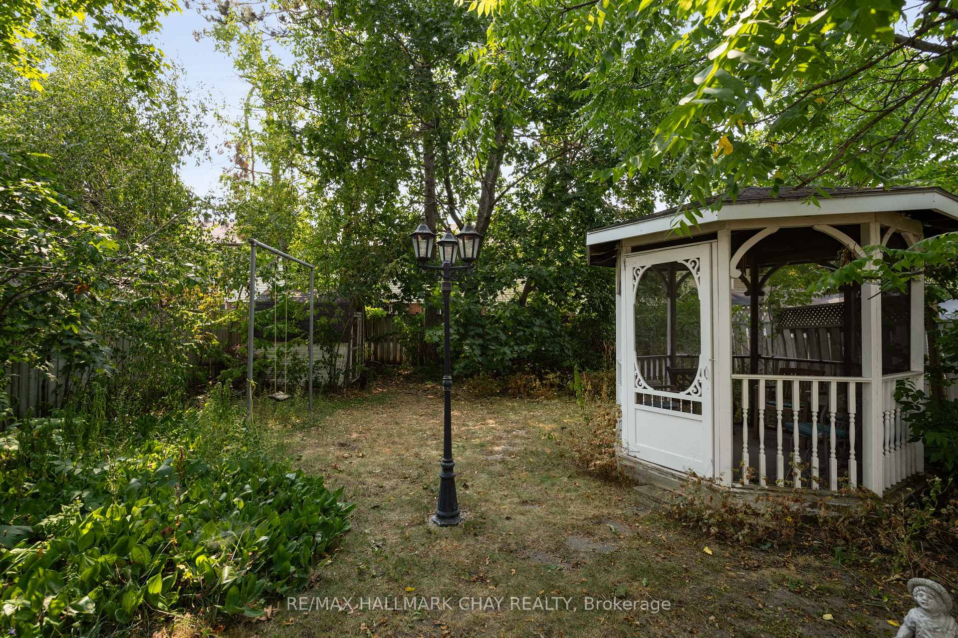 Photo 20 of 72 Eccles Street N, Barrie, Queen's Park — HOMEH