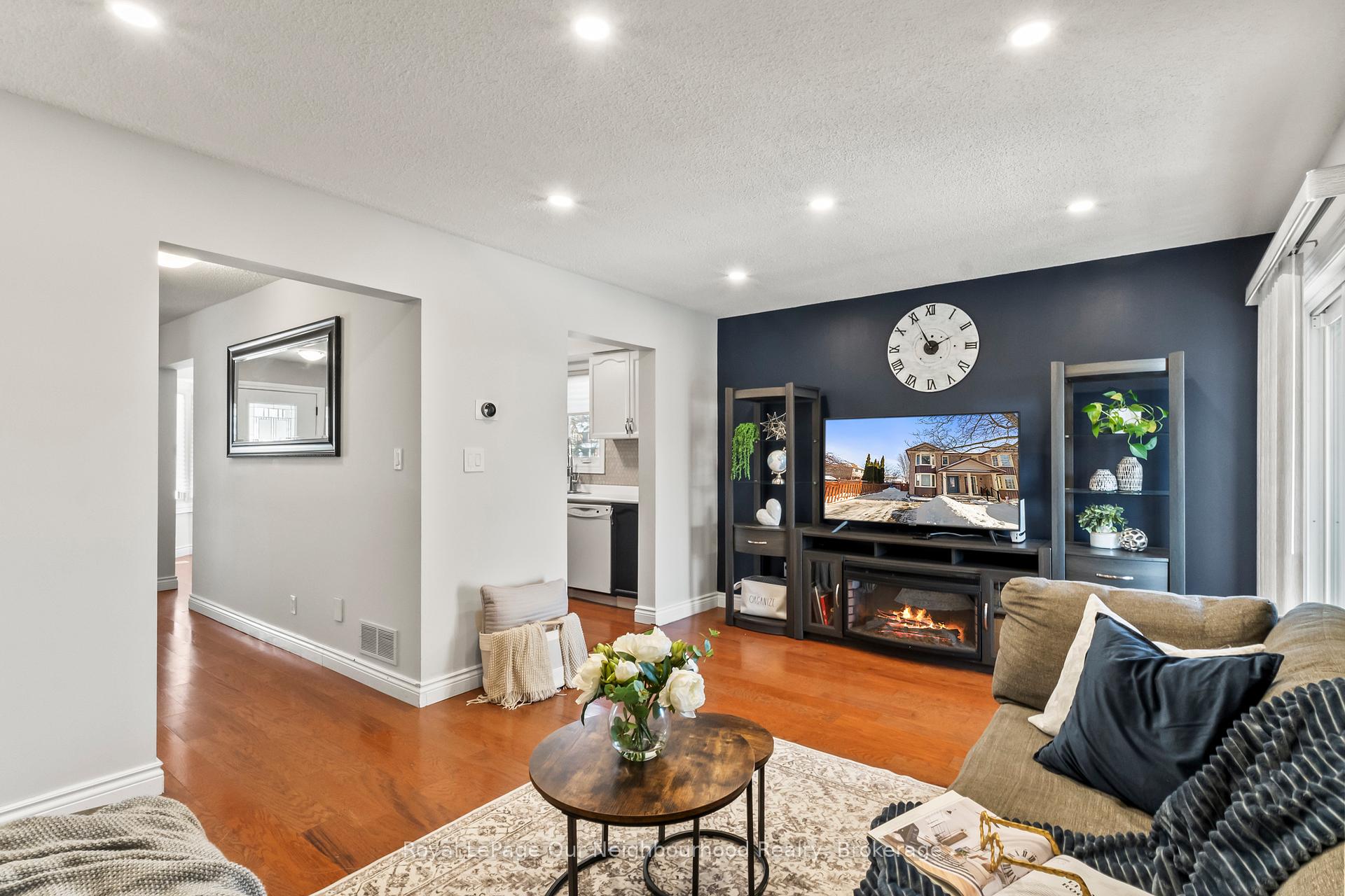 Photo 3 of 815 Buttonbush Court, Oshawa, Pinecrest — HOMEH