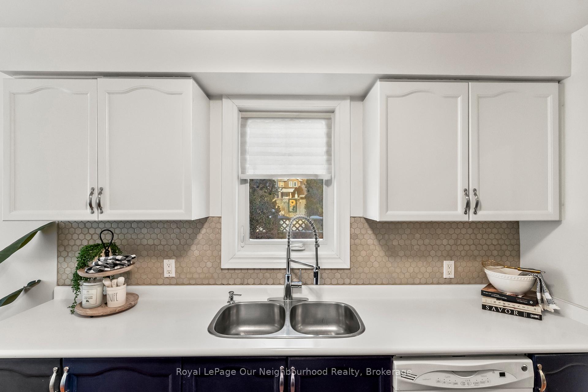 Photo 6 of 815 Buttonbush Court, Oshawa, Pinecrest — HOMEH