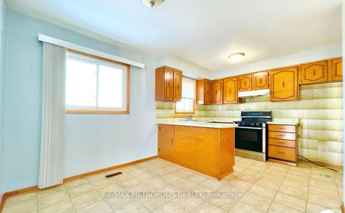 Photo 9 of Unit UPPER & LOWER, 3 Prairie Dunes Place, Vaughan, Glen Shields — HOMEH