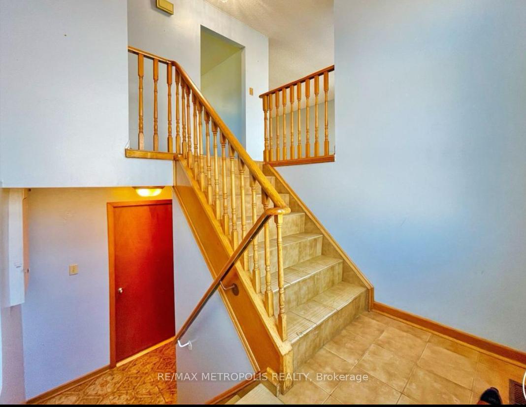 Photo 5 of Unit UPPER & LOWER, 3 Prairie Dunes Place, Vaughan, Glen Shields — HOMEH