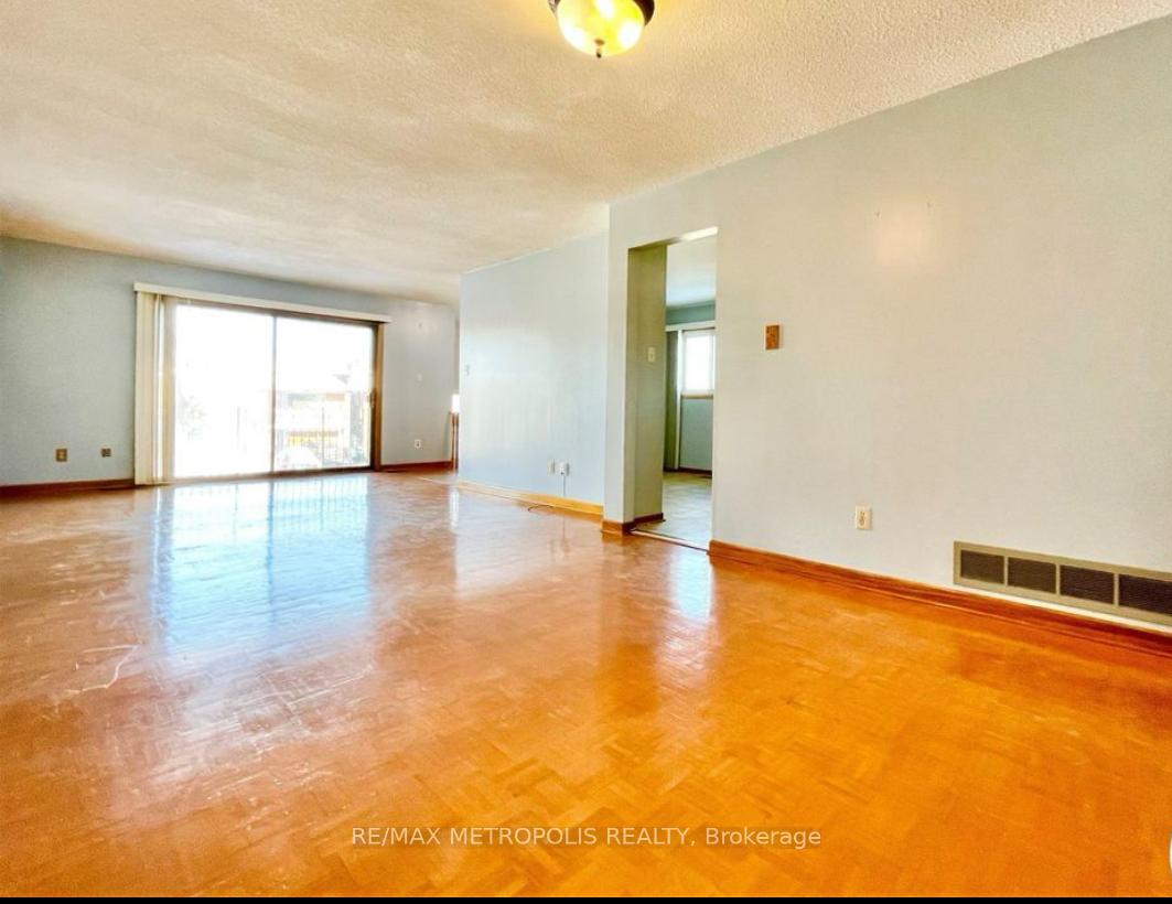 Photo 7 of Unit UPPER & LOWER, 3 Prairie Dunes Place, Vaughan, Glen Shields — HOMEH