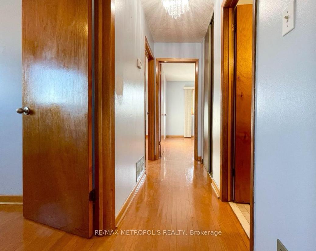 Photo 4 of Unit UPPER & LOWER, 3 Prairie Dunes Place, Vaughan, Glen Shields — HOMEH