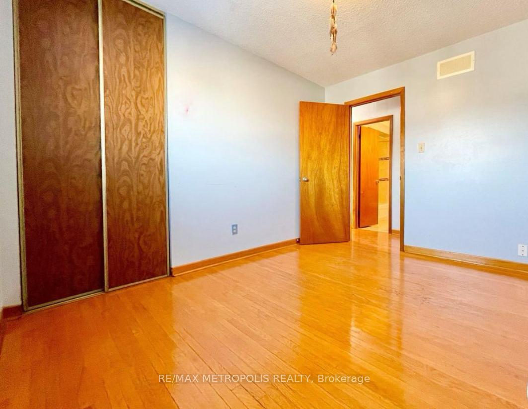 Photo 13 of Unit UPPER & LOWER, 3 Prairie Dunes Place, Vaughan, Glen Shields — HOMEH