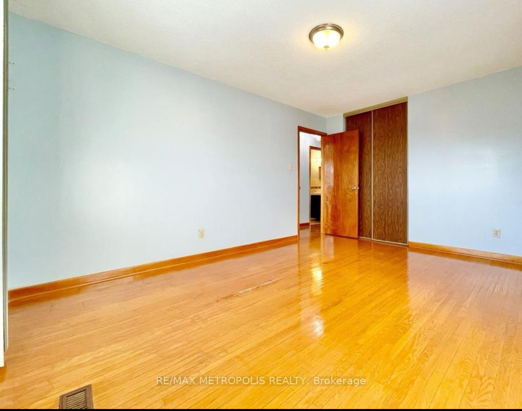 Photo 10 of Unit UPPER & LOWER, 3 Prairie Dunes Place, Vaughan, Glen Shields — HOMEH
