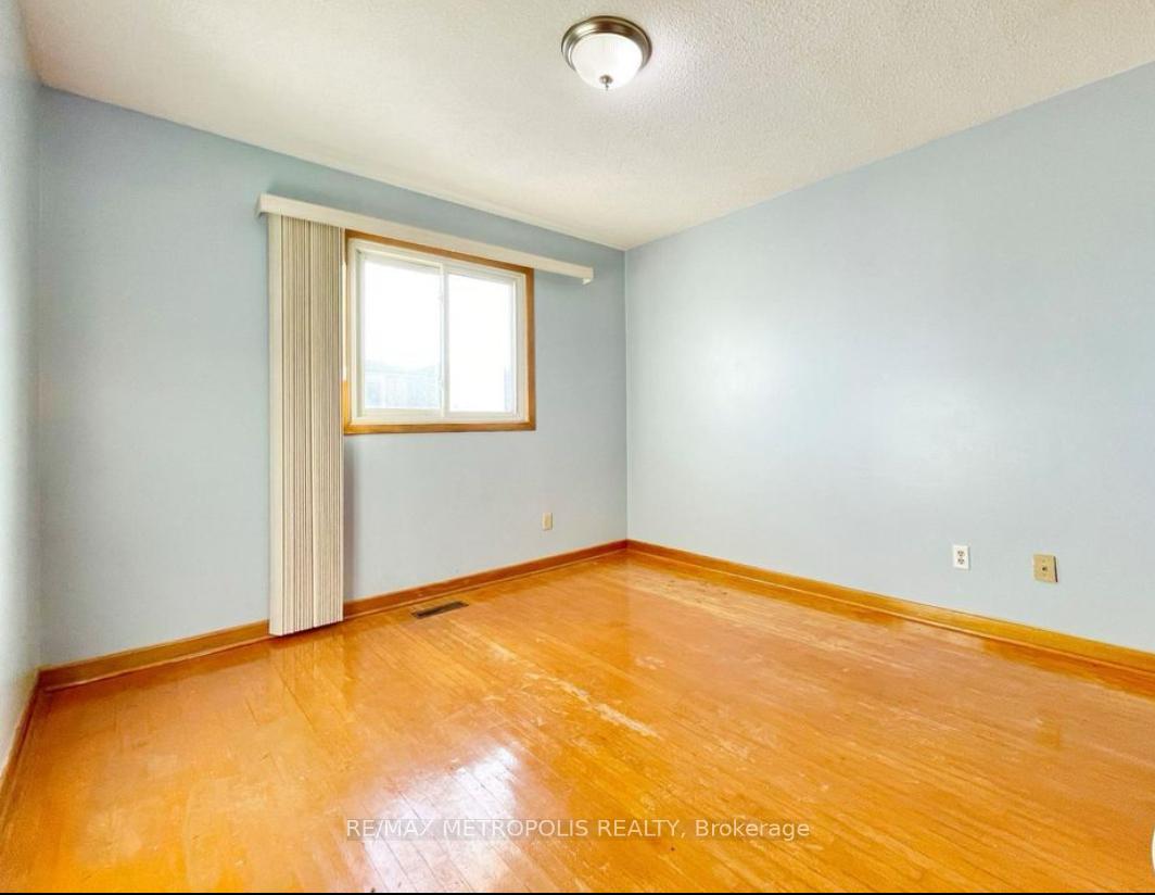 Photo 11 of Unit UPPER & LOWER, 3 Prairie Dunes Place, Vaughan, Glen Shields — HOMEH