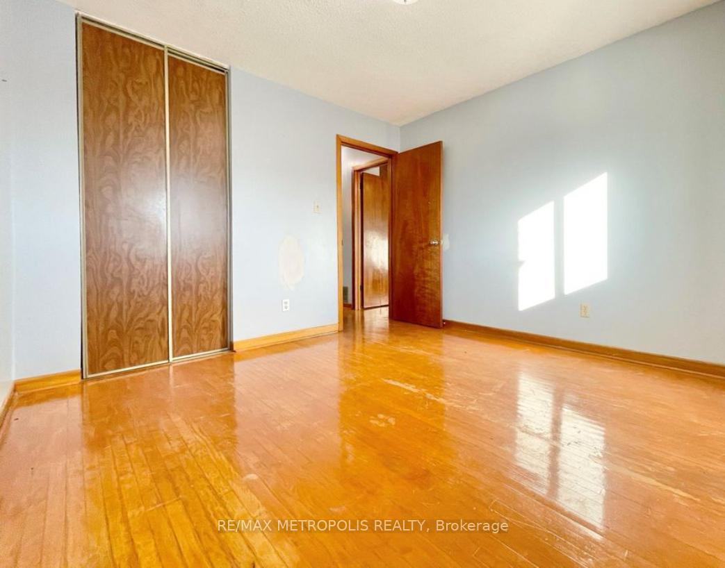 Photo 8 of Unit UPPER & LOWER, 3 Prairie Dunes Place, Vaughan, Glen Shields — HOMEH