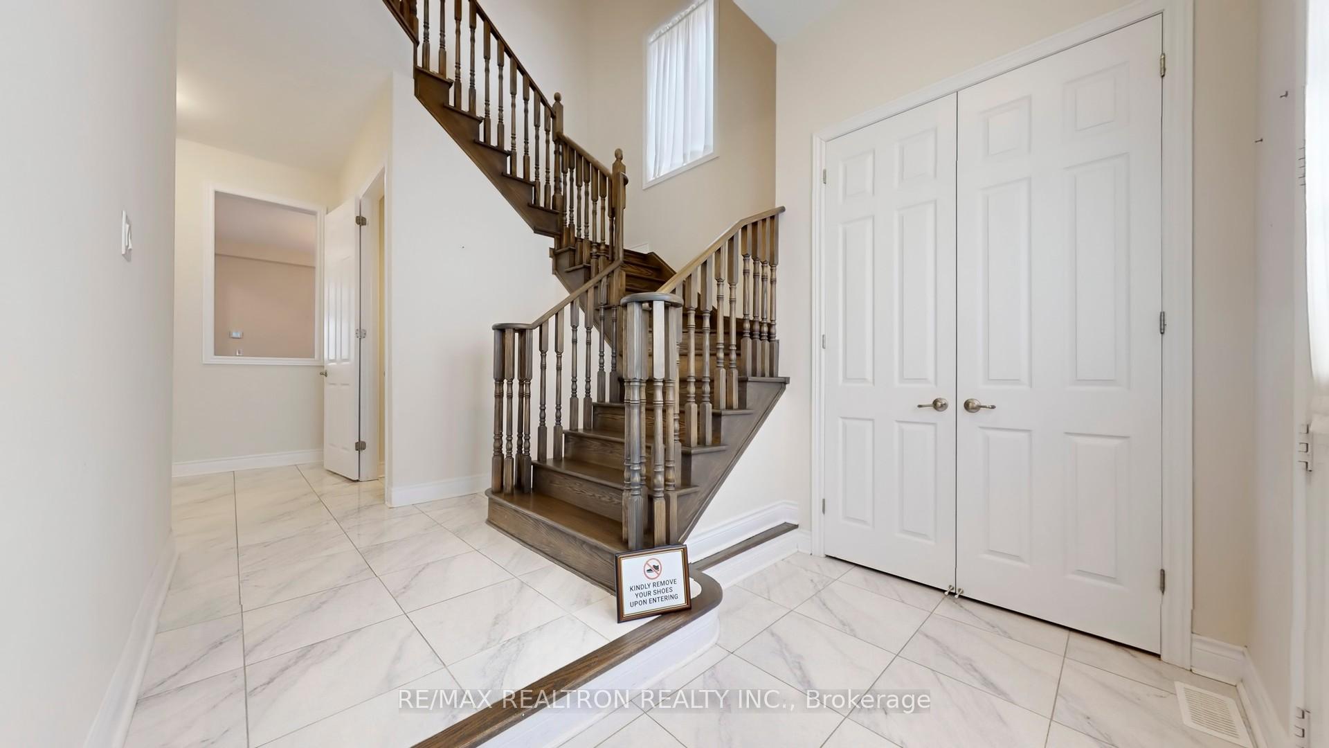 Photo 2 of 19 Monarch Drive, Halton Hills, Georgetown — HOMEH