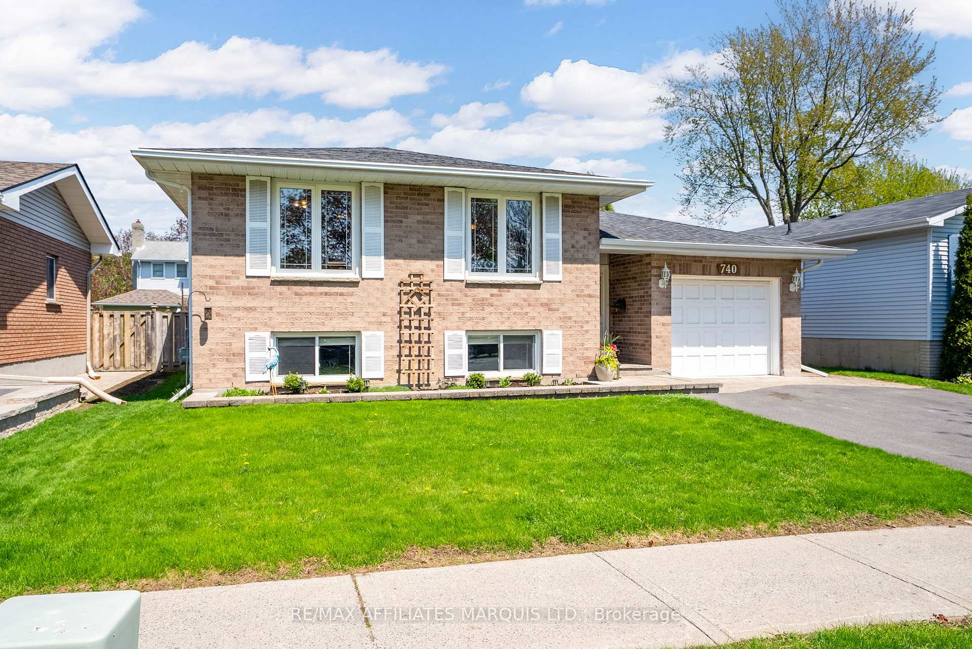 Photo 2 of 740 Champlain Drive, Cornwall — HOMEH